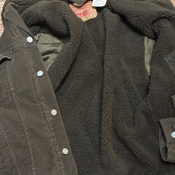 Levi's men's corduroy Sherpa lined trucker jacket in brown. - Picture 7 of 8